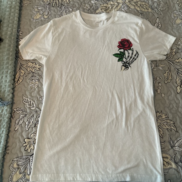 Size small White tee with Rose and skull - Picture 1 of 3